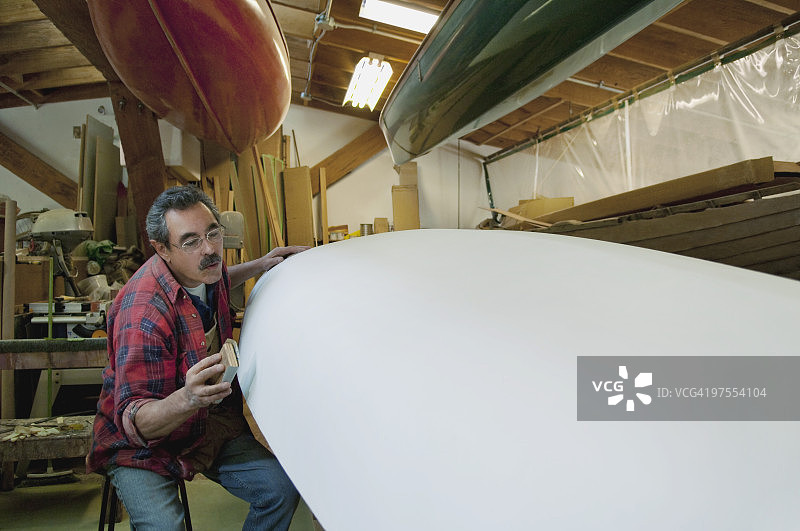 木匠在木船上工作图片素材