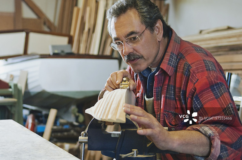 木匠在工作室工作图片素材