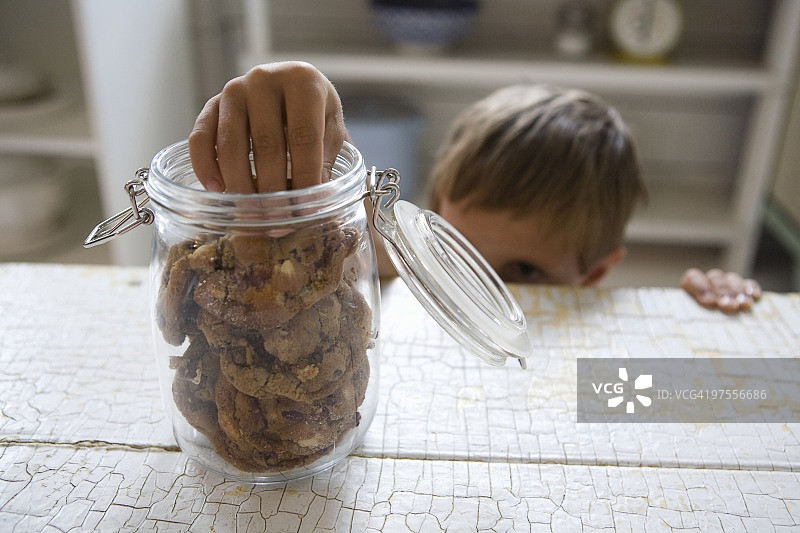 男孩偷吃饼干图片素材