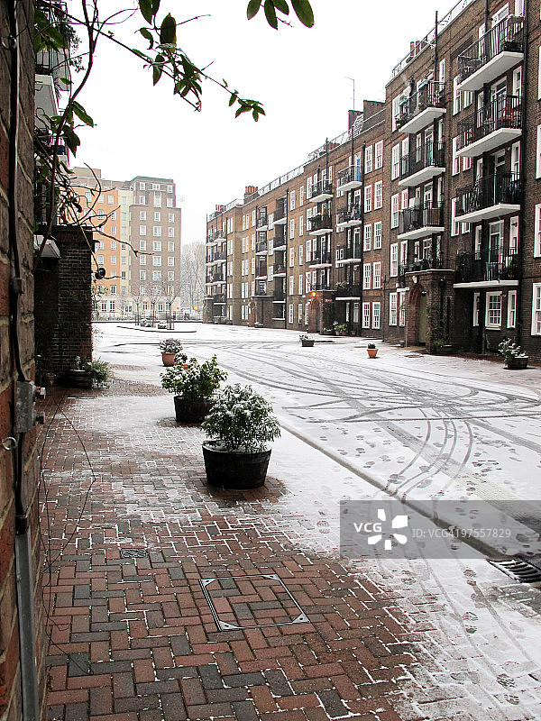 庭院里的雪地痕迹图片素材