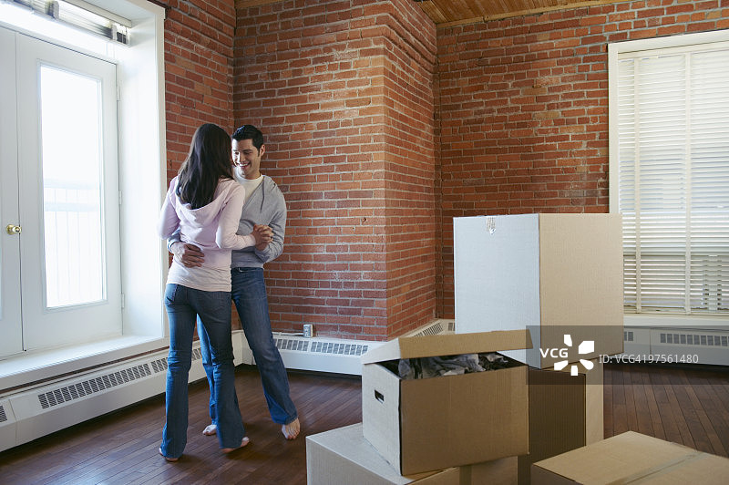 情侣在新公寓里跳舞图片素材