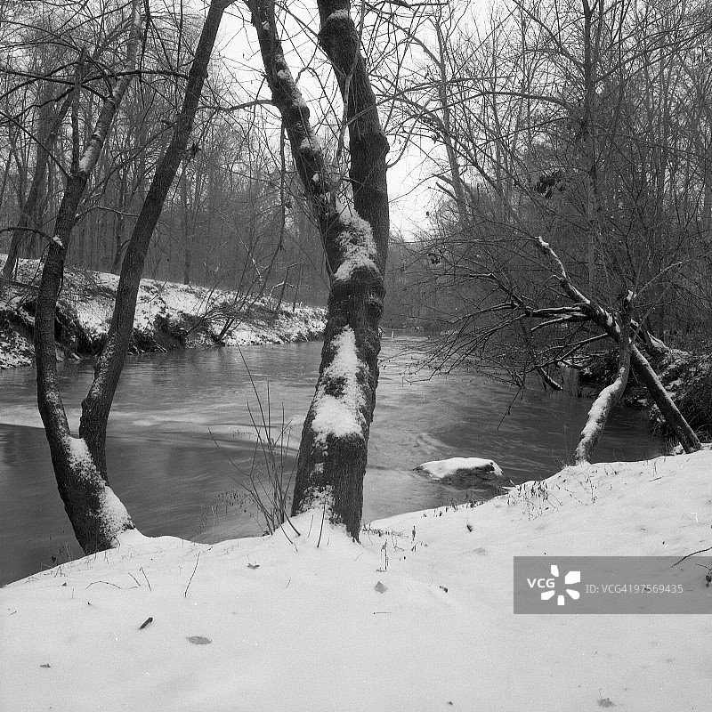 雪与伊诺河图片素材
