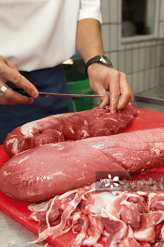 厨师切牛肉片上的肥肉图片素材