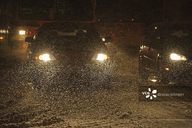夜晚暴风雪中行驶的车辆图片素材