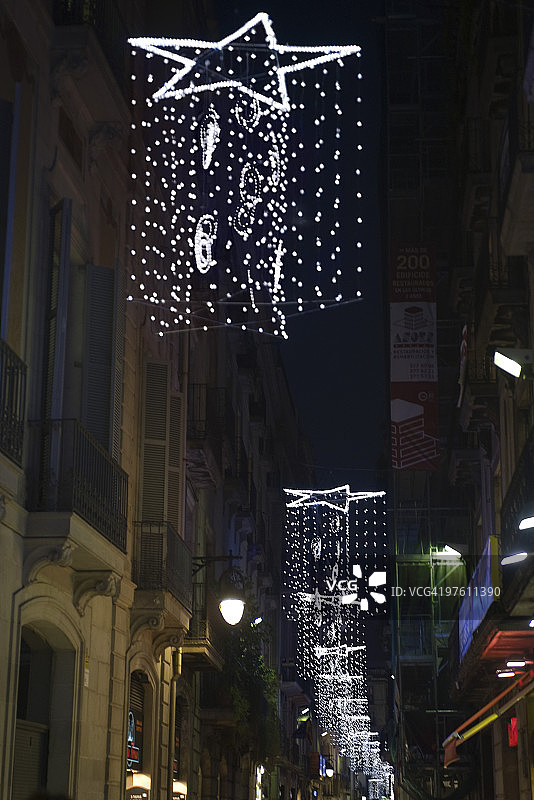 夜晚城市街道上悬挂的星形灯图片素材