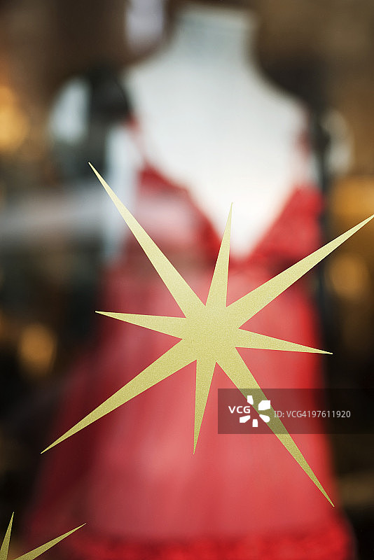 装饰星星的商店橱窗特写图片素材