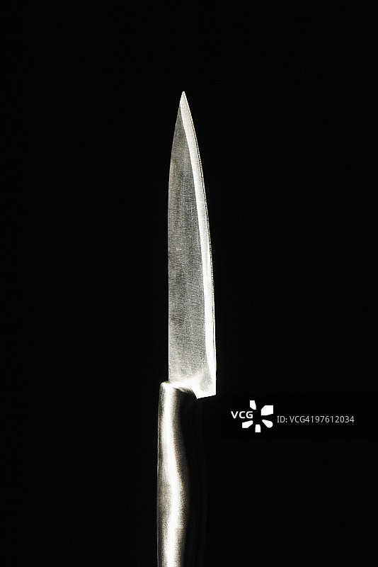 黑色背景上的厨房刀具图片素材