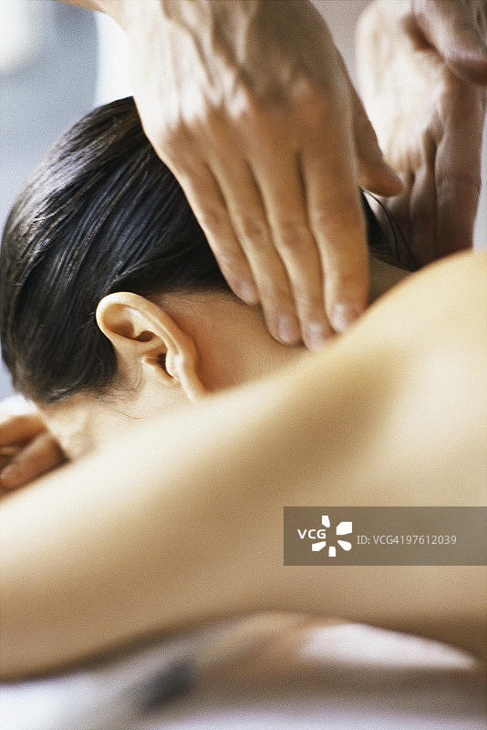 女人接受颈部按摩，裁剪视图图片素材
