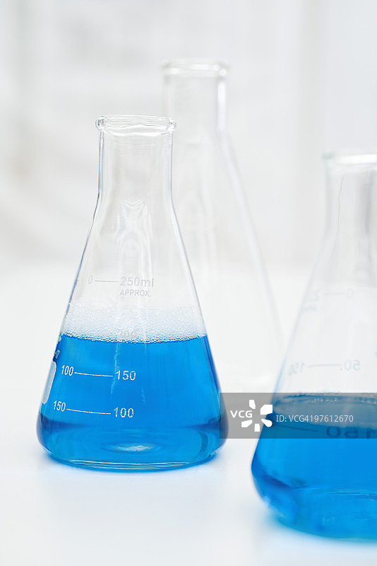 含有蓝色液体的烧杯图片素材