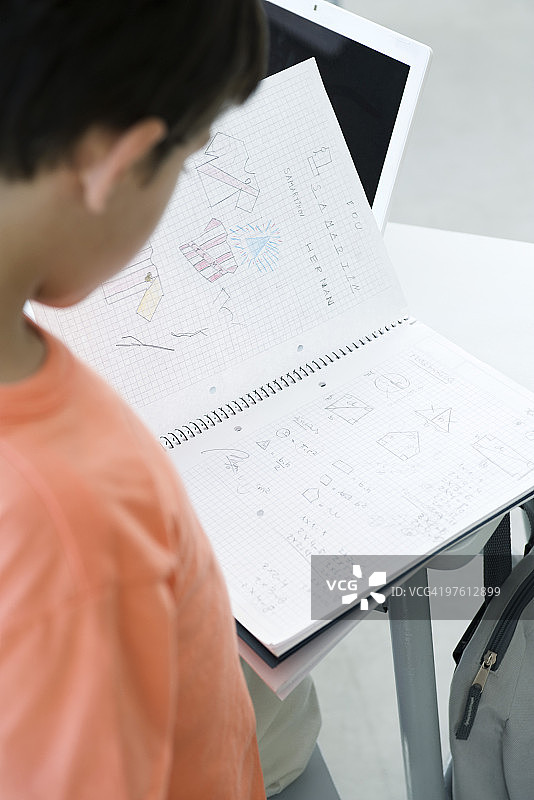 小学生正在看笔记本图片素材