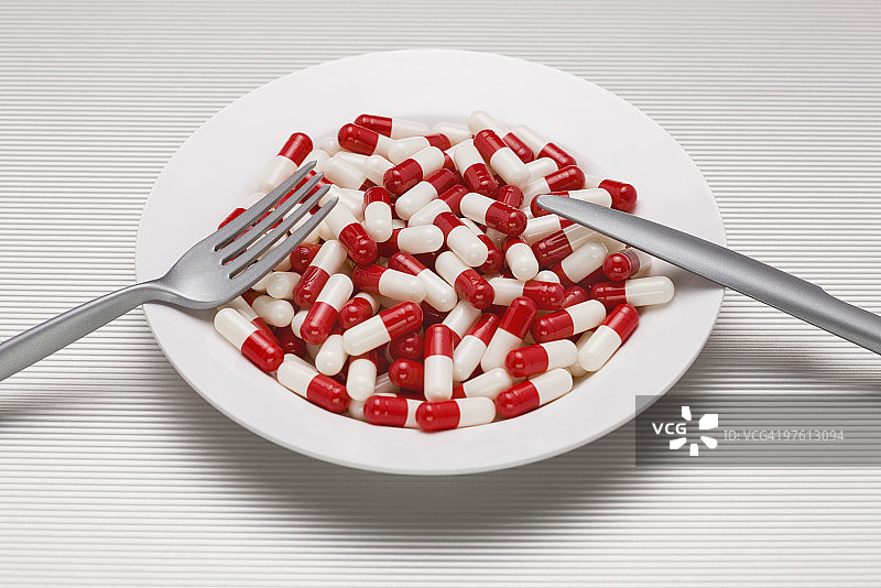 食物概念：装满药丸的盘子图片素材