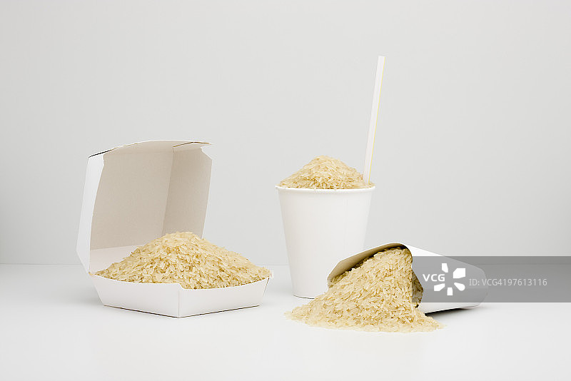 食品概念：快餐容器中的生米饭图片素材