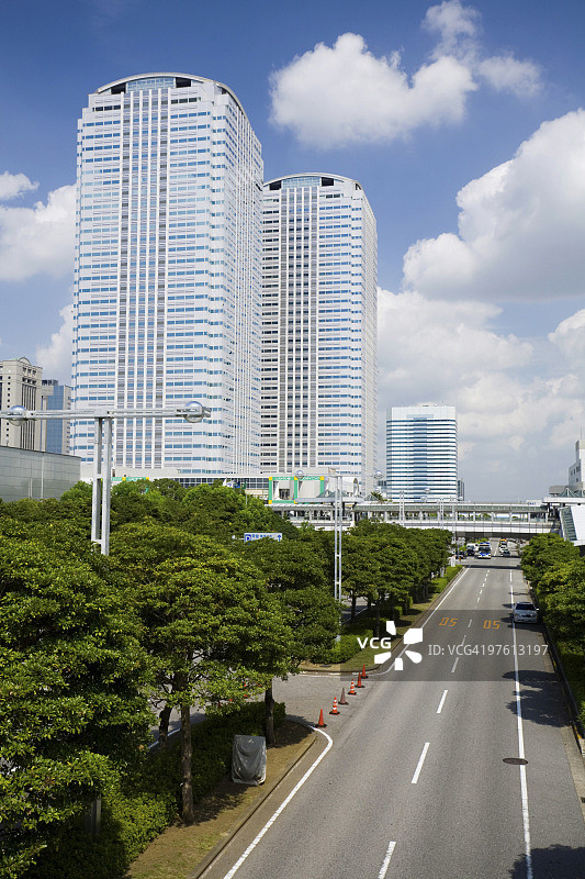 日本千叶县幕张的道路和办公楼图片素材
