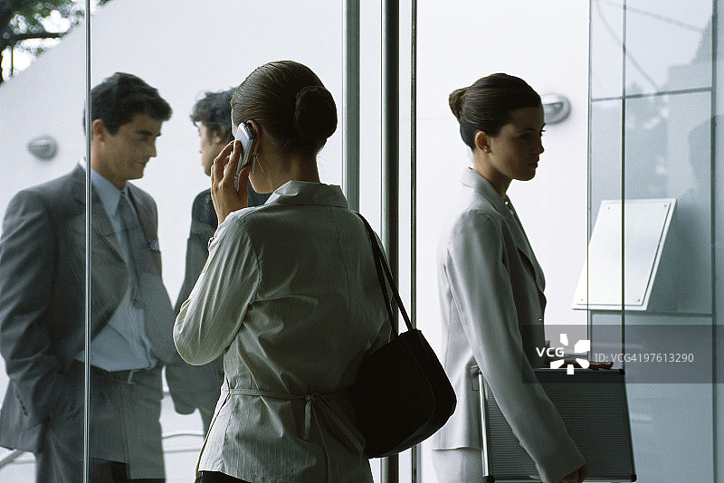 高管出入办公楼图片素材