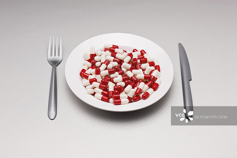 食物概念：装满药丸的盘子图片素材