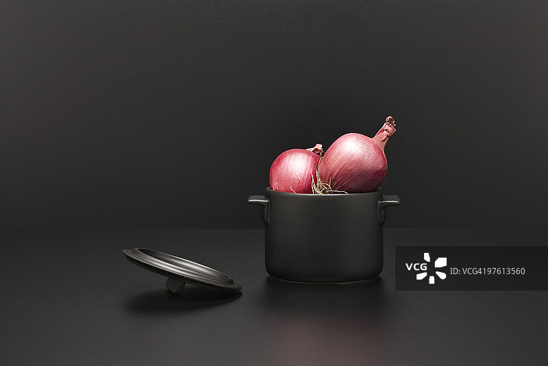 食物概念：迷你锅上的新鲜蔬菜图片素材