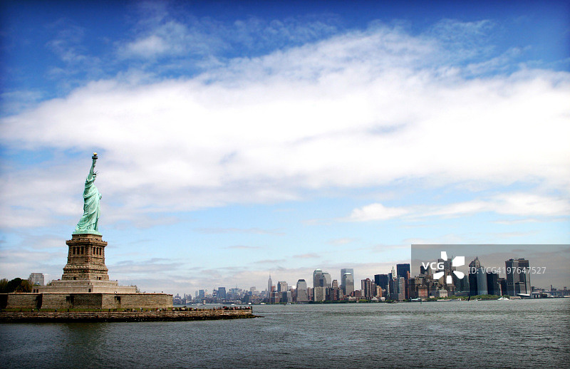 远处眺望自由女神像和纽约市天际线图片素材