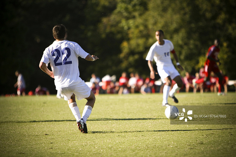 身穿白色队服的足球运动员图片素材