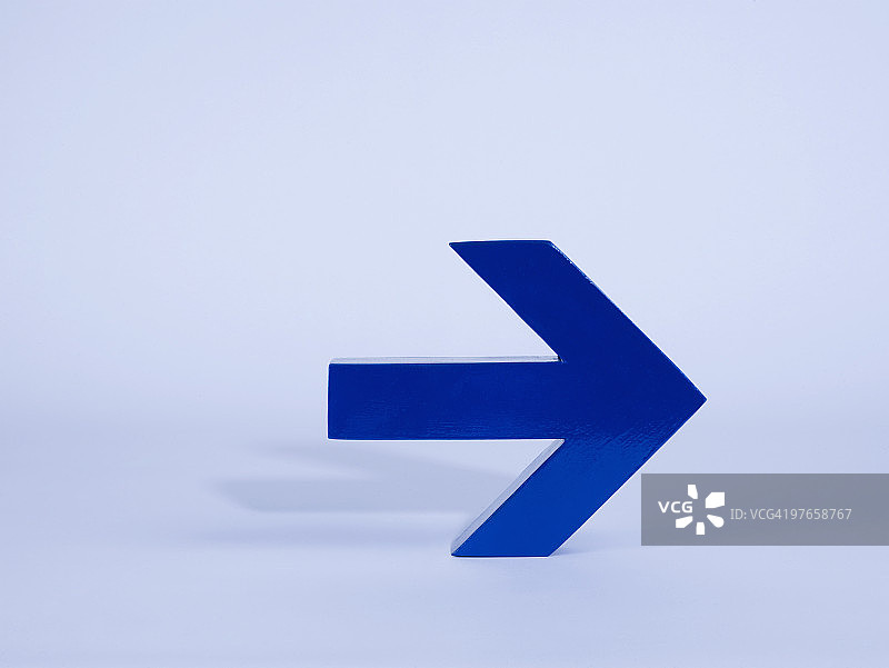 指向右侧的蓝色箭头图片素材