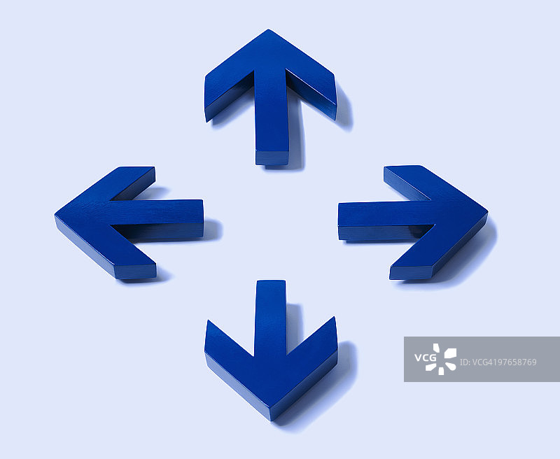 指向不同方向的四个箭头图片素材