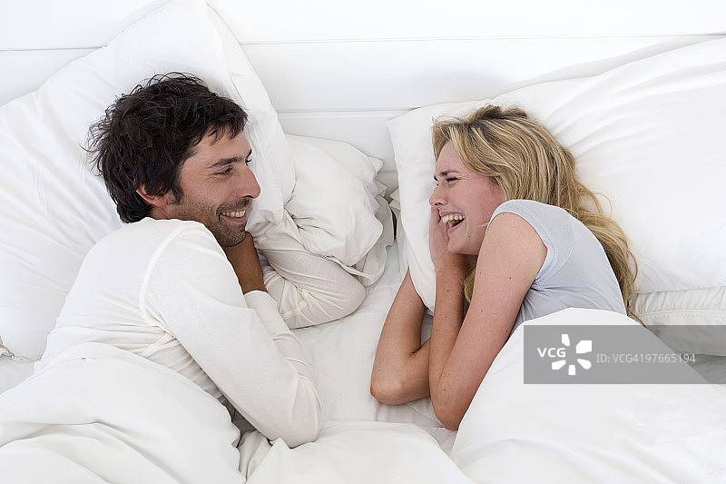 床上的情侣图片素材