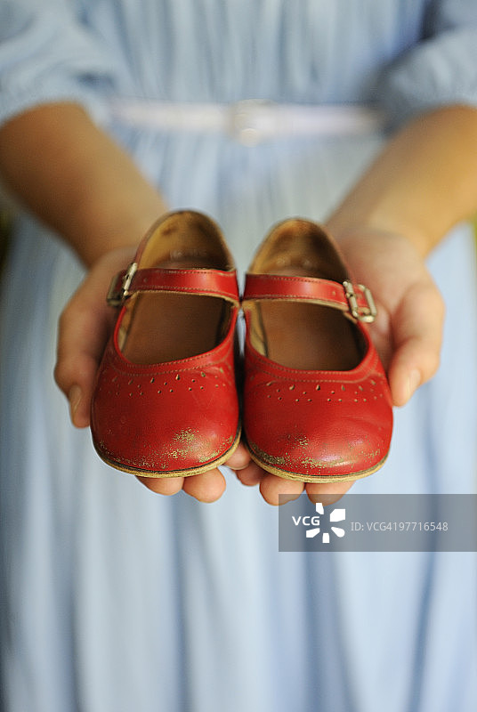 一对女孩的红鞋被女人拿着图片素材