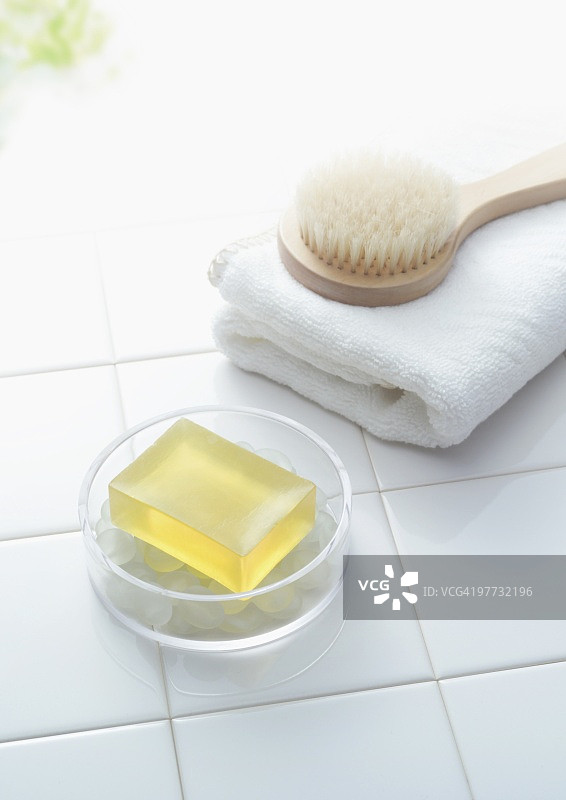毛巾上的肥皂和刷子图片素材