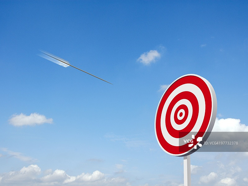 箭头逼近靶心，天空为背景图片素材
