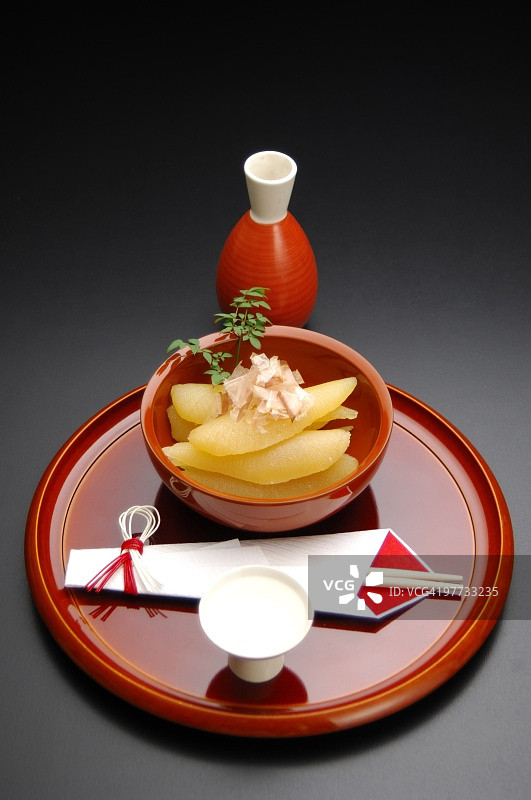 清酒杯和鲱鱼子碗，黑色背景图片素材