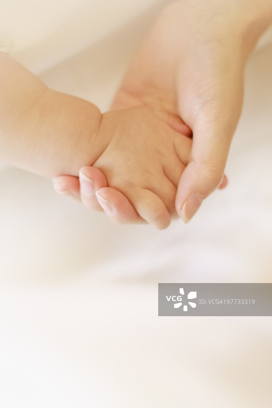 妈妈和宝宝手牵着手图片素材