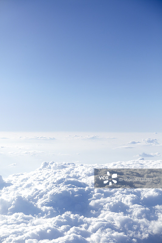 飞机上看到的蓬松云朵图片素材