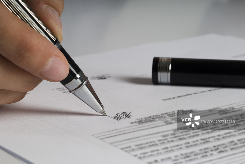 女商人签署文件，手部特写图片素材