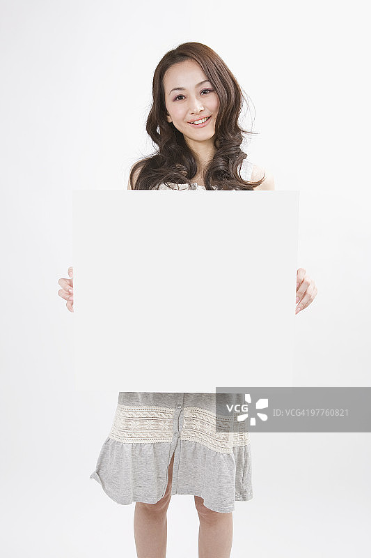 拿着留言板的年轻女人图片素材