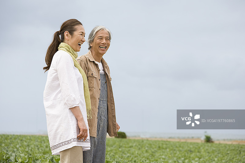 年长夫妇站在田野里图片素材