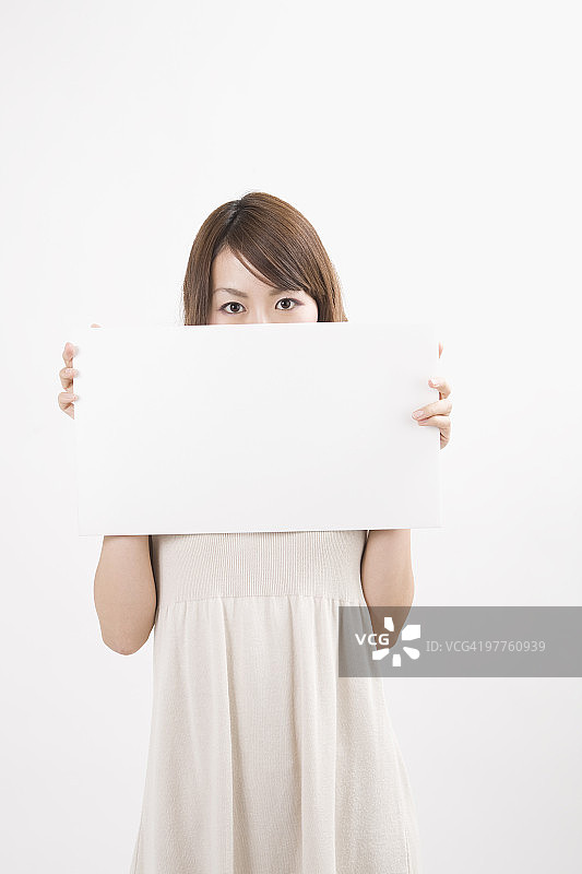 拿着留言板的年轻女人图片素材