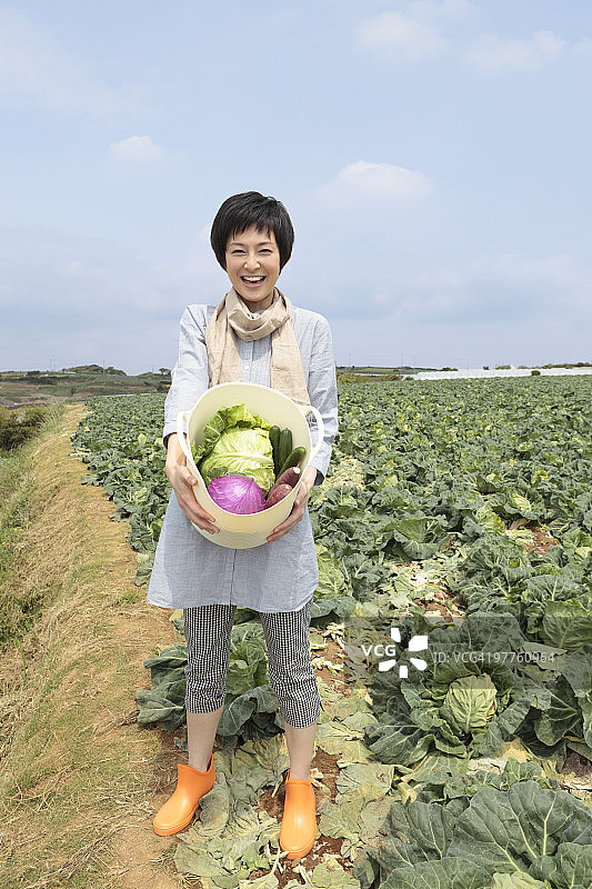 站在田野里的年轻女人图片素材