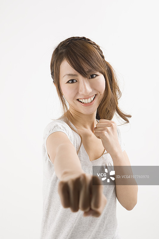 年轻女人出拳图片素材