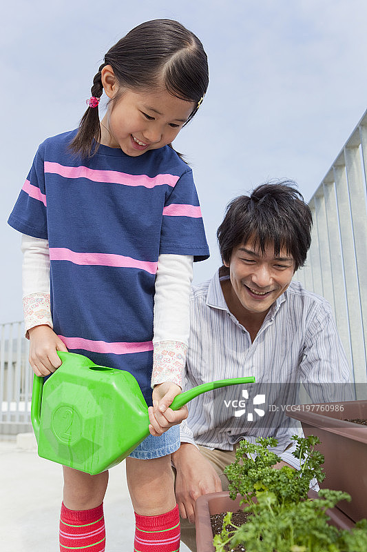 父女浇花图片素材