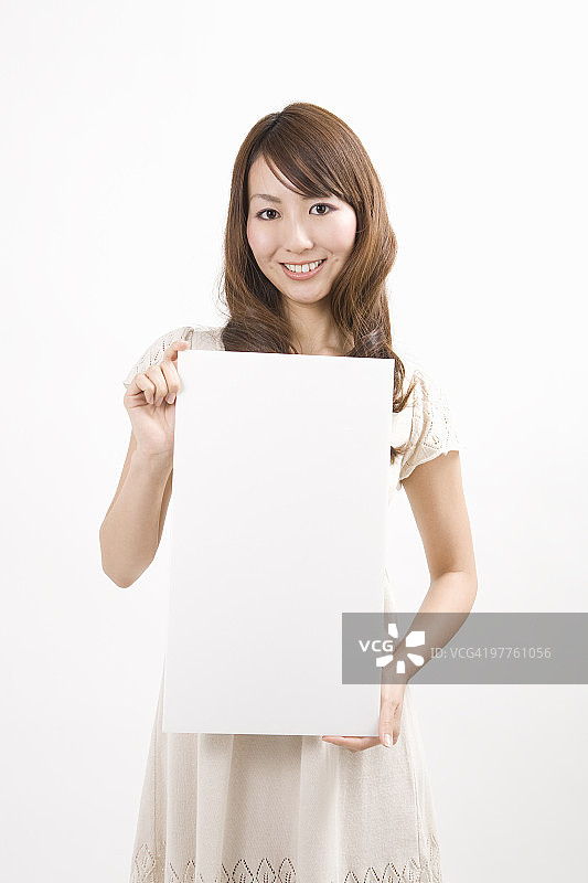 拿着留言板的年轻女人图片素材