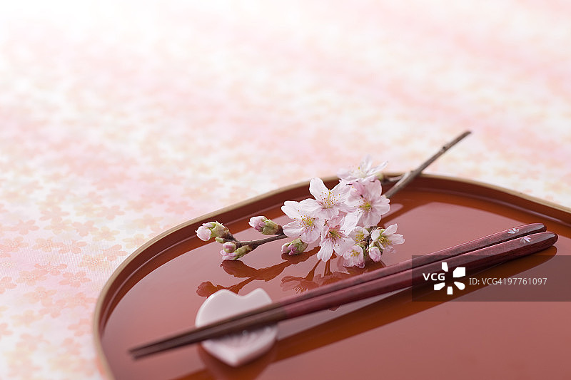 托盘和樱花图片素材