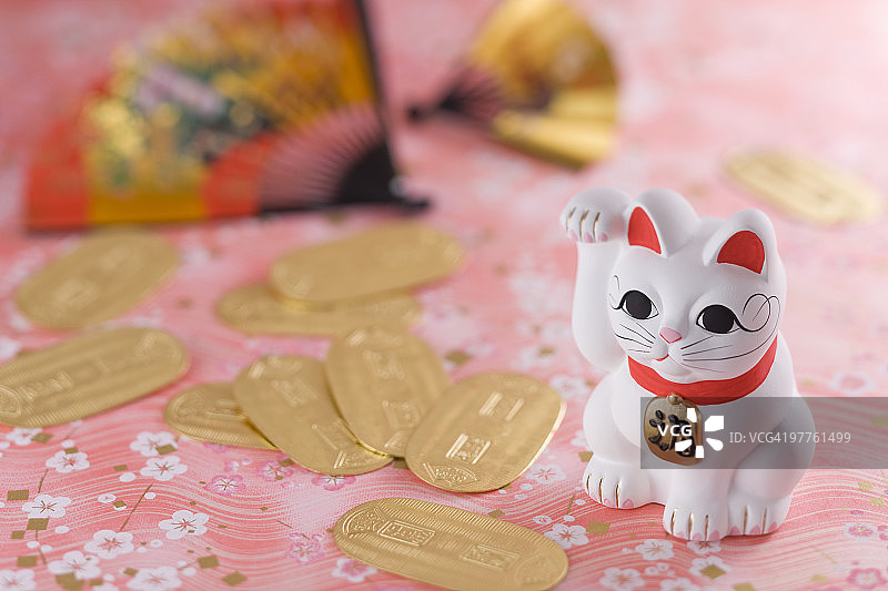 招财猫与金币图片素材