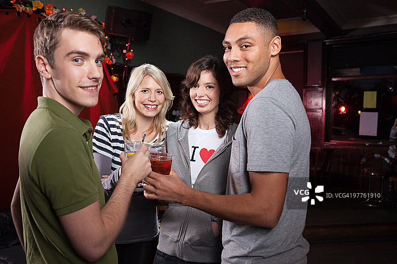 酒吧里的朋友们图片素材