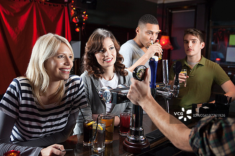 酒吧里的朋友们图片素材