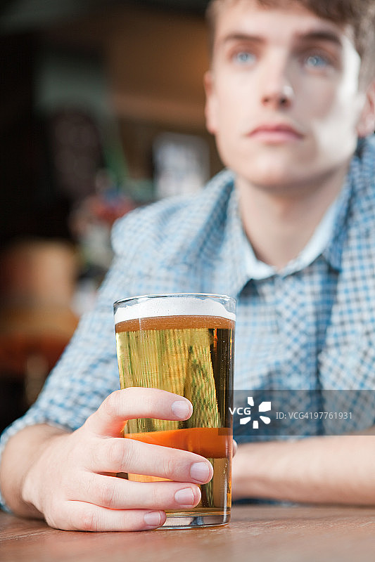 酒吧里的年轻男人图片素材