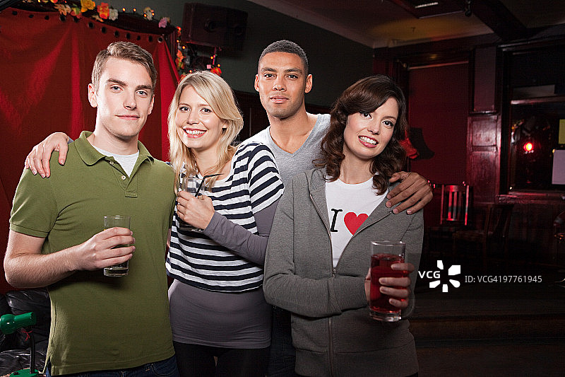 在酒吧里的朋友们图片素材