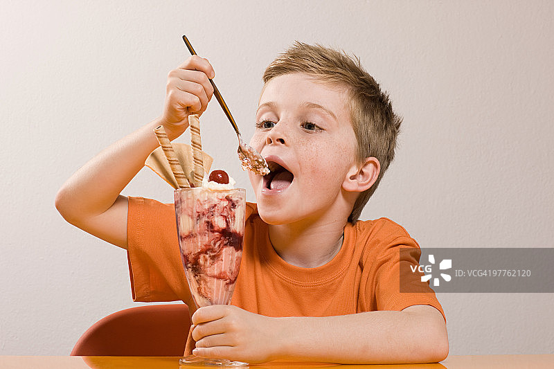 男孩吃圣代冰淇淋图片素材