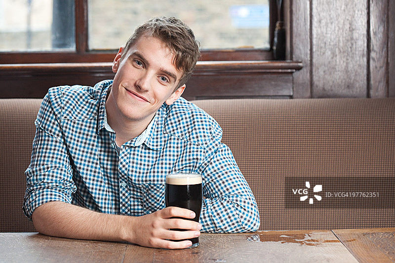 酒吧里的年轻男人图片素材