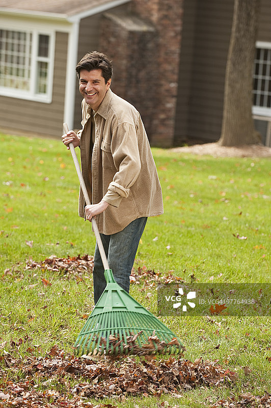 耙树叶的男人图片素材