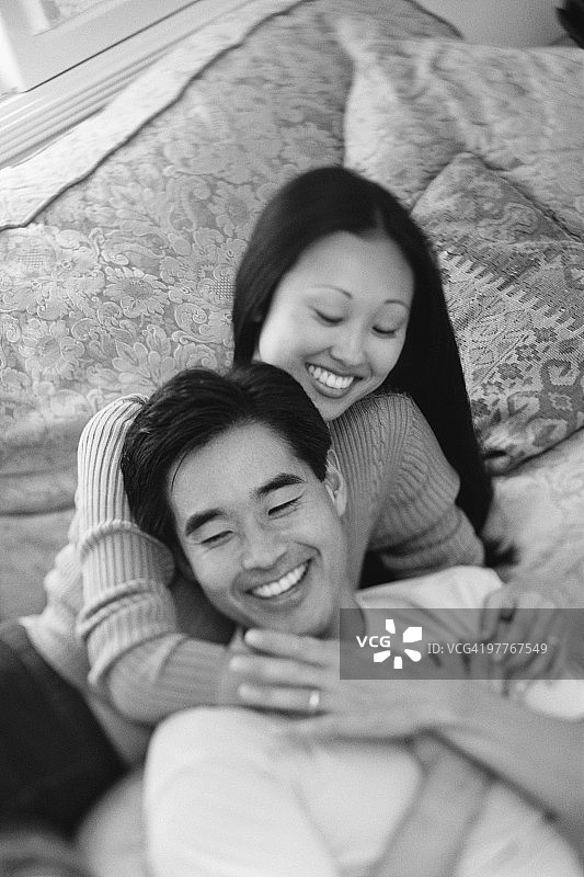 情侣在沙发上拥抱图片素材
