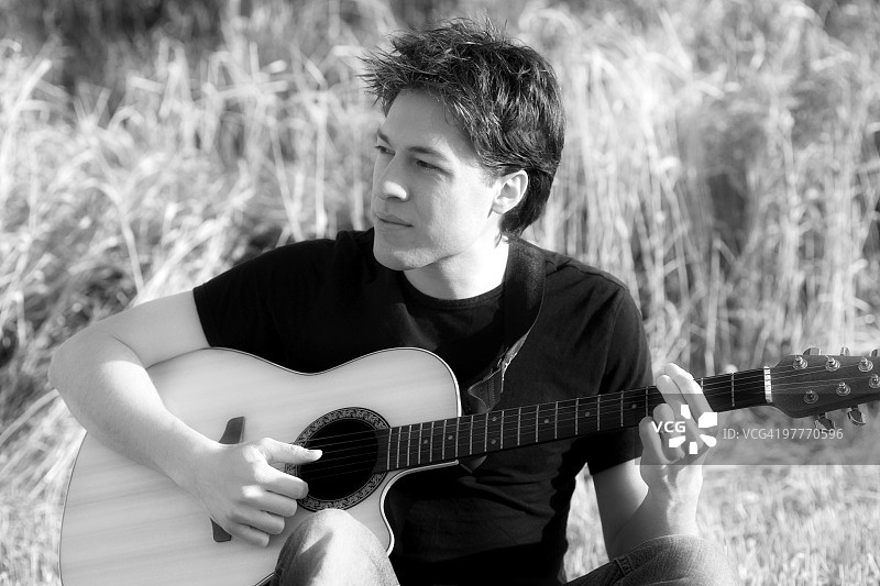 抱着原声吉他的男人图片素材